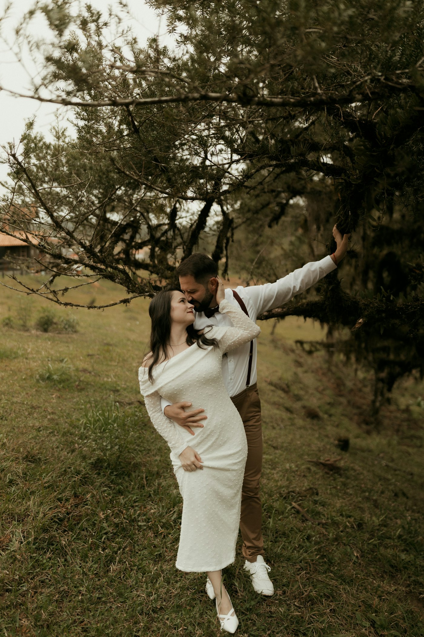 Couple de mariés en extérieur